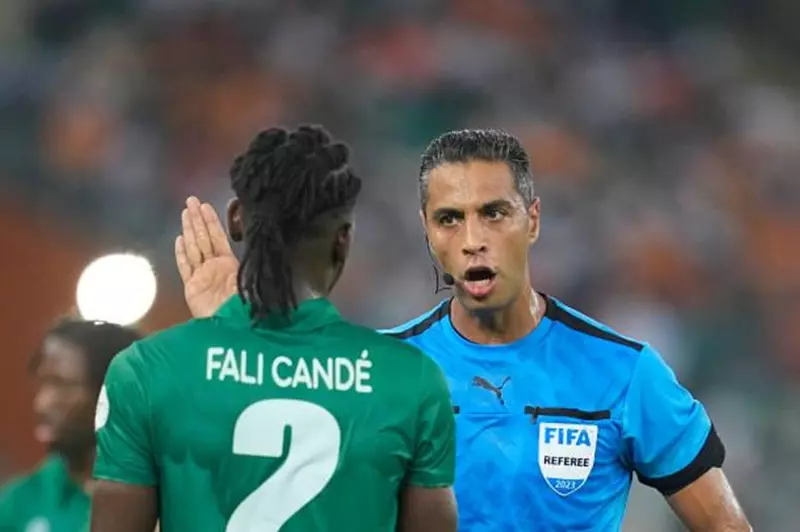 طاقم حكام مصري يتولى قيادة مباراة كينيا وجامبيا في تصفيات كأس العالم