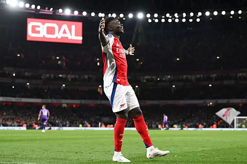 آرسنال يكافئ ساكا بهدية تاريخية